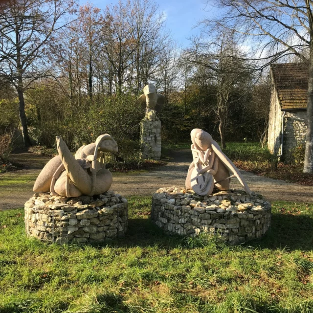 Deux mètres-cubes de granite pour faire revivre les rapports difficiles de la cigale et de la fourmi.
Merci à Jean de la Fontaine